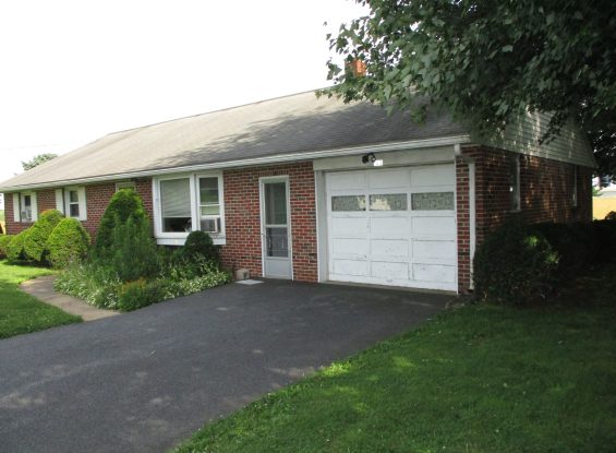 Public Auction: 103 Hahnstown Rd, Ephrata, PA 17522